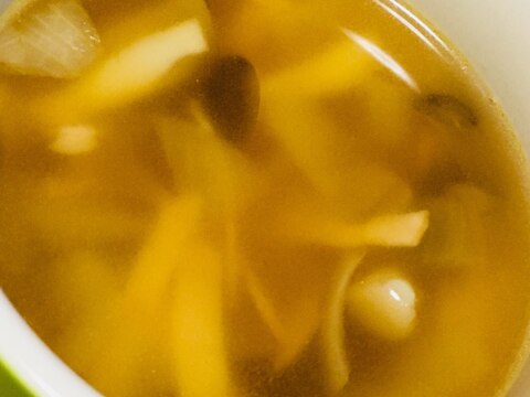 玉ねぎとしめじとハムのコンソメスープ